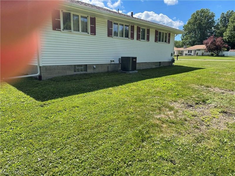 572 thomas Lane, Girard, OH 44420 Photo 3
