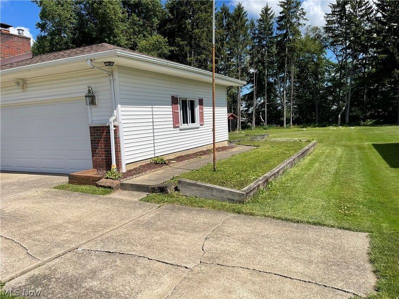 572 thomas Lane, Girard, OH 44420 Photo 6