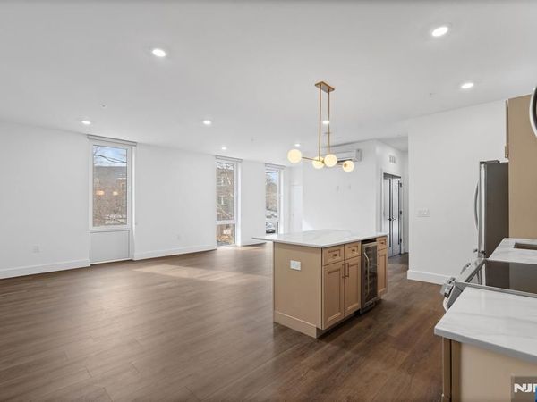 21 Lincoln Park 100, Unit 100, NEWARK, NJ 07102