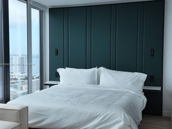 20 NE 11th St , Unit PH05, Miami, FL 33132