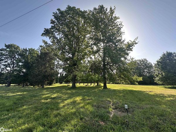 2005 N B Street, Fairfield, IA 52556