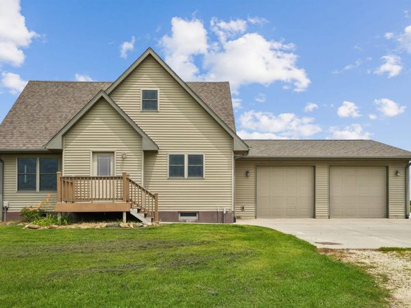 2388 260th Avenue, Delhi, IA 52223