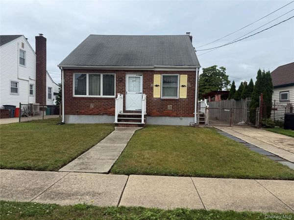243 Pershing Parkway , Mineola, NY 11501