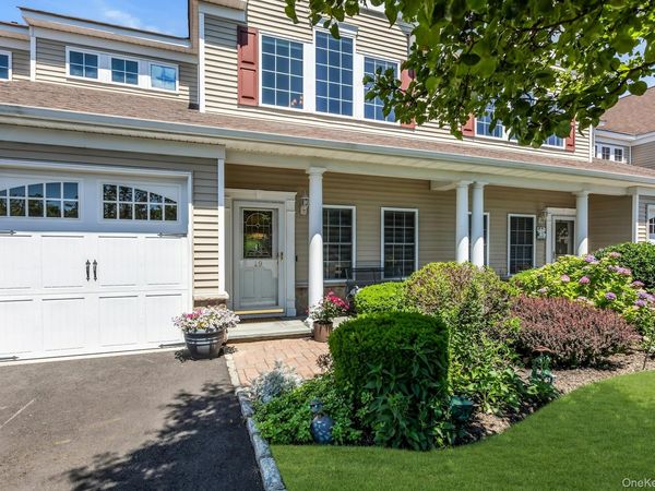 19 Meadow Court , Oakdale, NY 11769