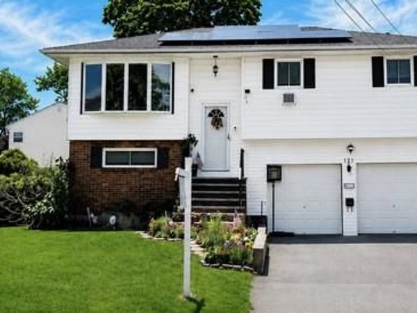 121 W Lake Drive, Lindenhurst, NY 11757