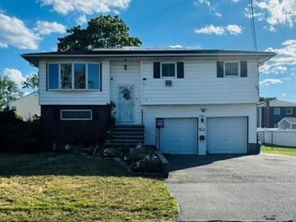 121 W Lake Drive, Lindenhurst, NY 11757
