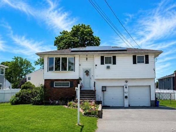 121 W Lake Drive, Lindenhurst, NY 11757