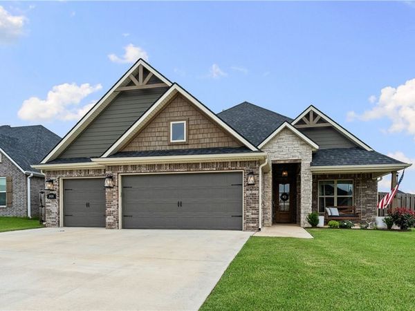 1400 Dresden Drive, Centerton, AR 72719