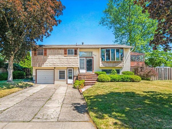 105 Strauss Avenue, Selden, NY 11784
