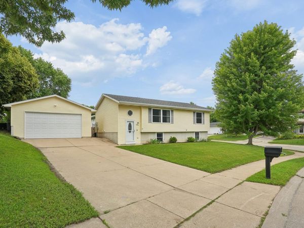 5703 N Linwood Avenue , Davenport, IA 52806
