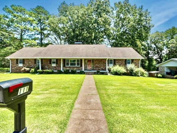 111 Chestnut Ln, Sheffield, AL 35660