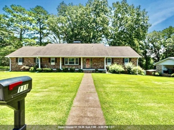 111 Chestnut Ln, Sheffield, AL 35660