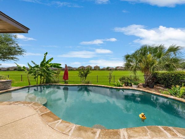 121 FAIRWAY DR, Floresville, TX 78114