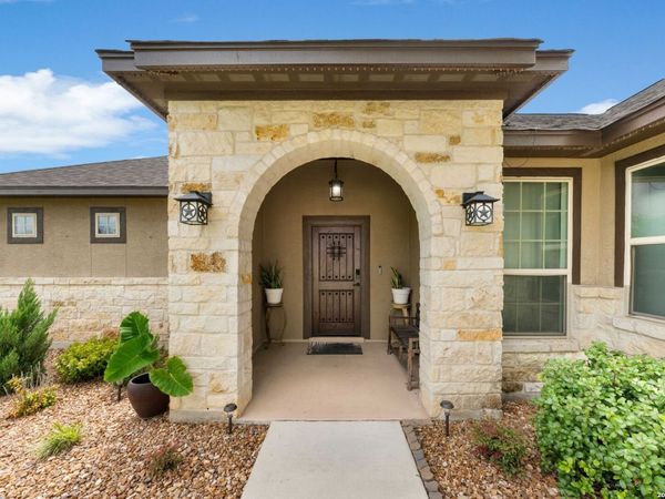 121 FAIRWAY DR, Floresville, TX 78114