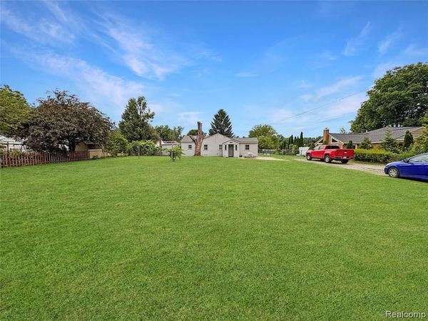 615 Senecal Street, Fenton, MI 48430
