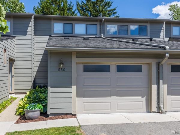 686 Peninsula Court , Ann Arbor, MI 48105