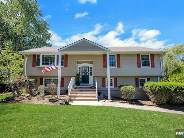 32 Tuscarora Drive, OAKLAND, NJ 07436