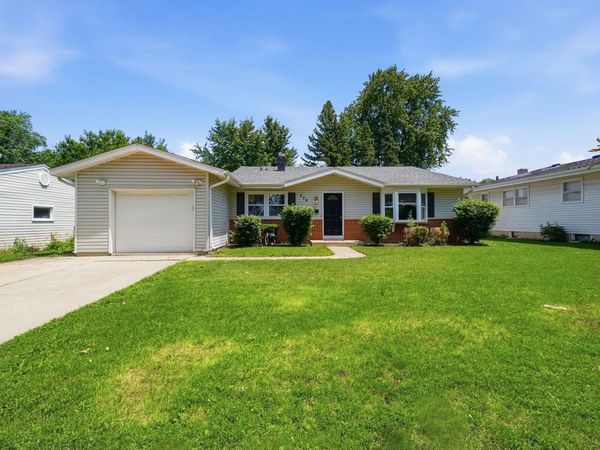 256 WALNUT Drive , St. Charles, IL 60174