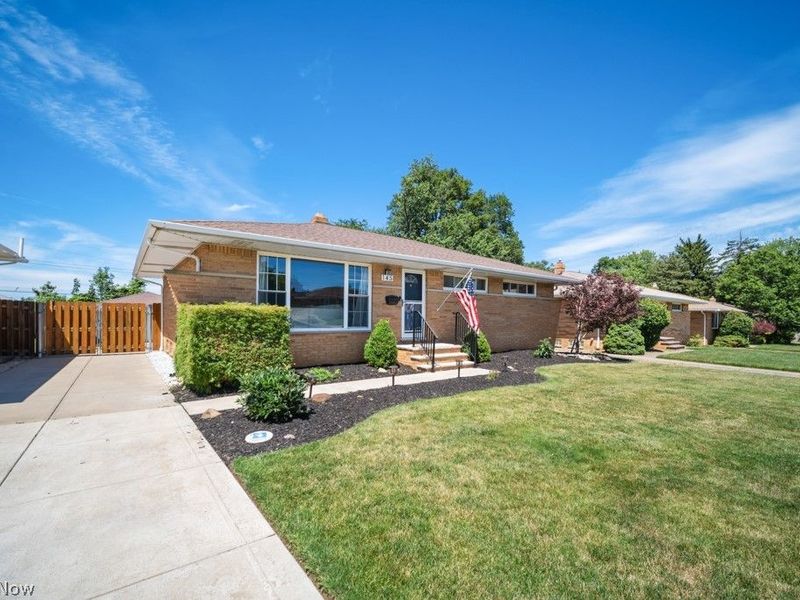 145 E Englewood Drive, Seven Hills, OH 44131 Photo 3