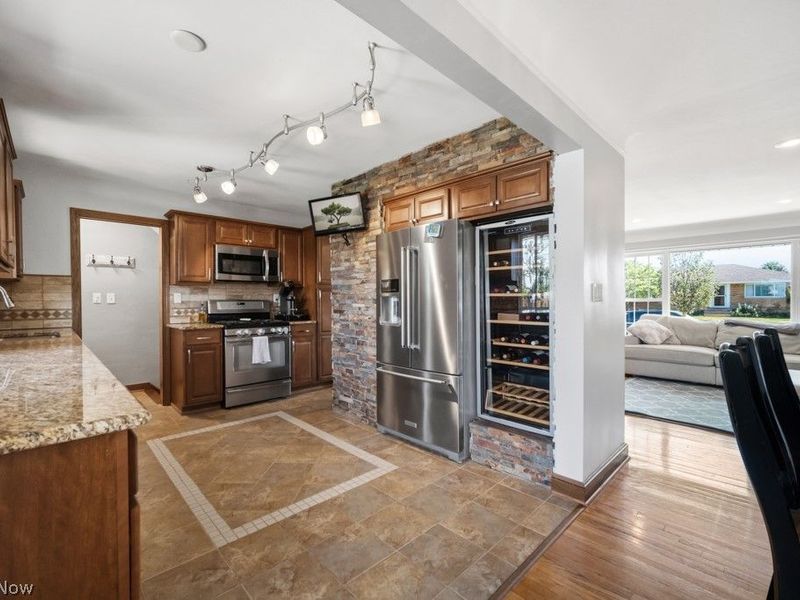 145 E Englewood Drive, Seven Hills, OH 44131 Photo 7