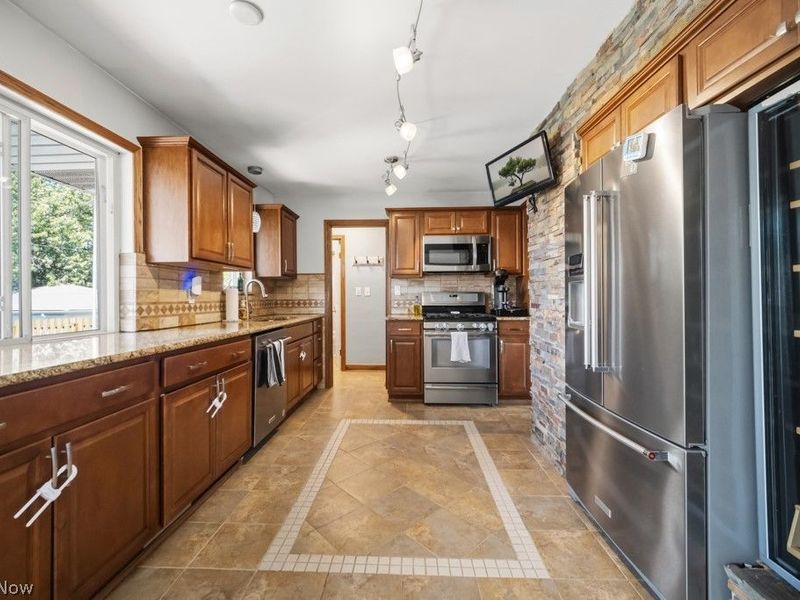 145 E Englewood Drive, Seven Hills, OH 44131 Photo 8