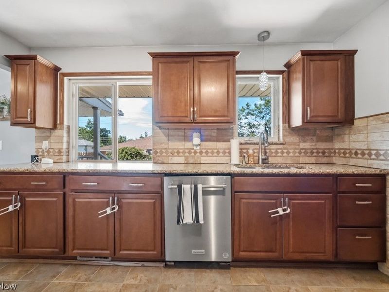 145 E Englewood Drive, Seven Hills, OH 44131 Photo 9