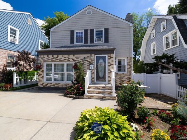 4 Nassau Boulevard , Malverne, NY 11565