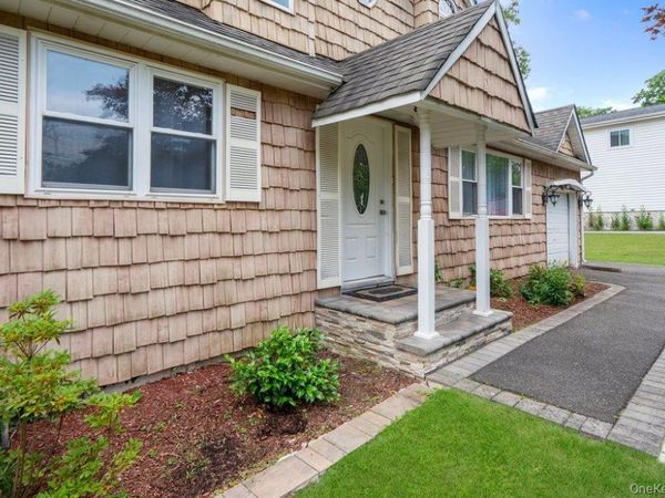 46 Falcon Drive , Hauppauge, NY 11788