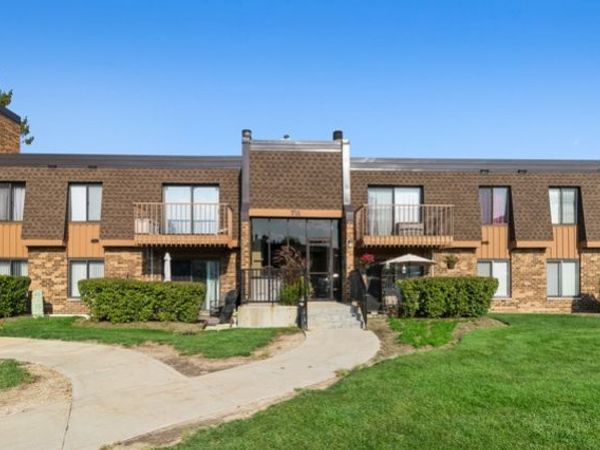 711 TIPPERARY Court , Unit 2D, Schaumburg, IL 60193