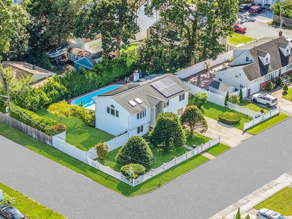 540 Scudder Avenue , Copiague, NY 11726