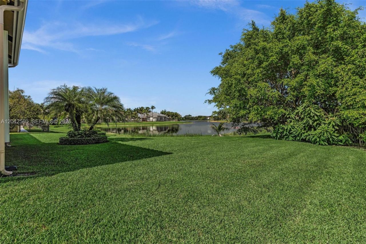 2733 Meadowood Dr , Weston, FL 33332 Photo