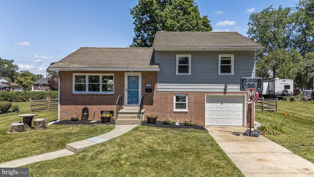 407 W RACE STREET, FLEETWOOD, PA 19522