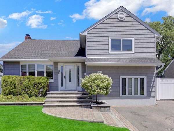 6 Oxford Avenue , Massapequa, NY 11758