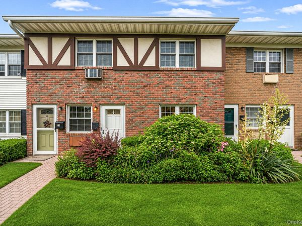 11 Springwood Drive , North Babylon, NY 11703