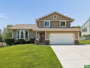 210 Oakwood Drive, Papillion, NE 68133