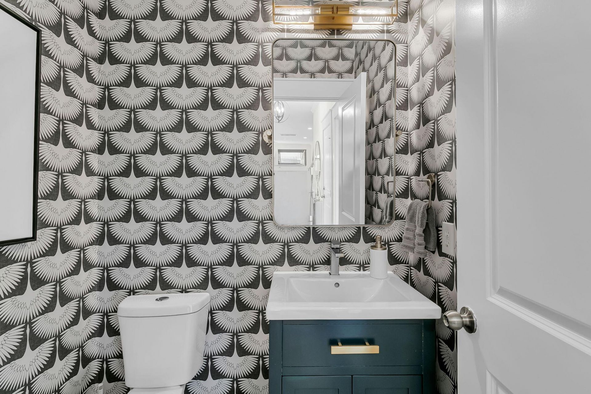 1053 Victoria Road Photo 18
