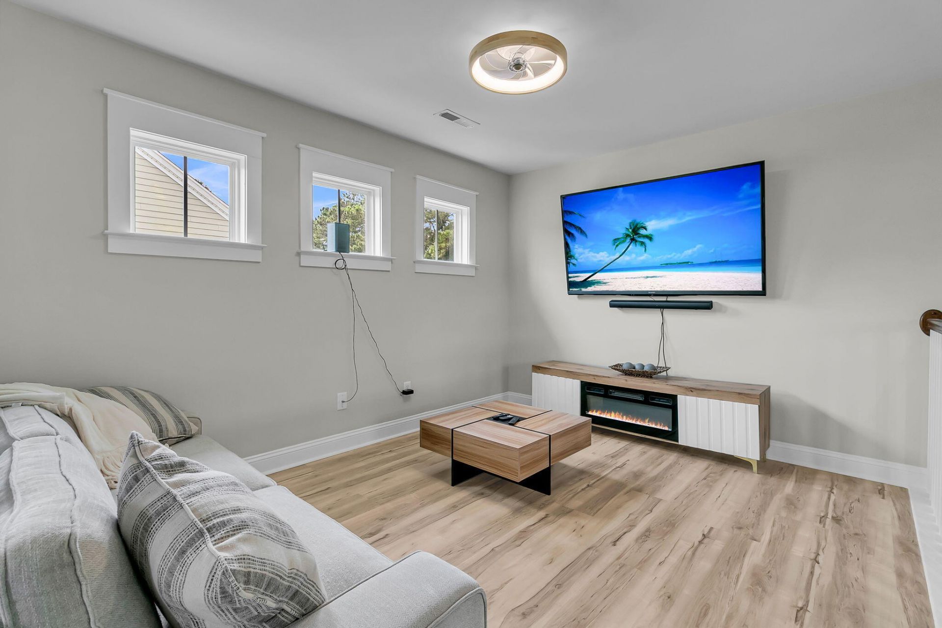 1053 Victoria Road Photo 25