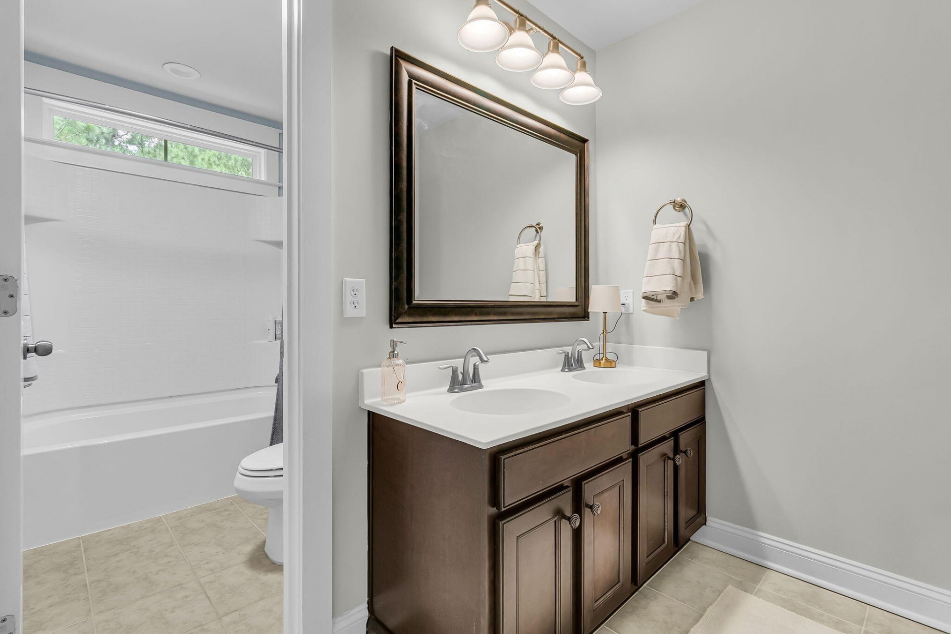 1053 Victoria Road Photo 27