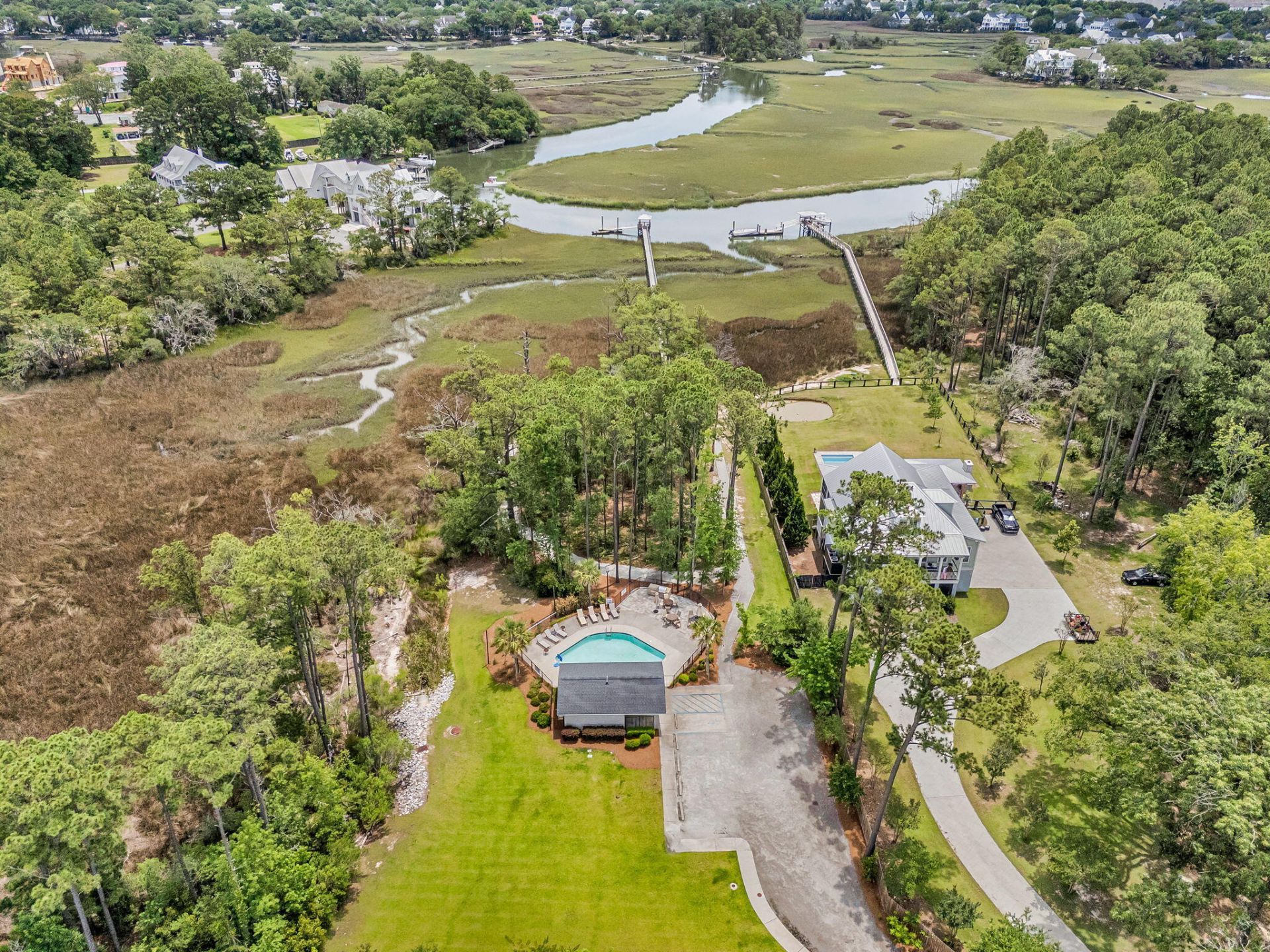 1053 Victoria Road Photo 41