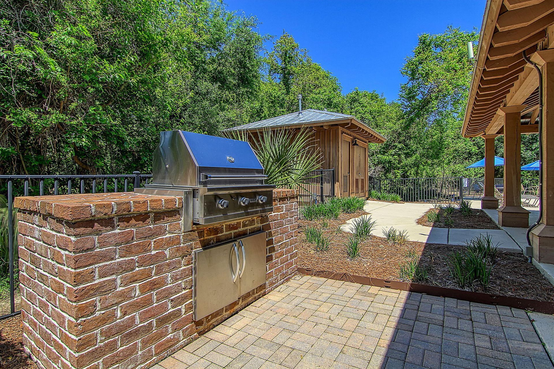 1053 Victoria Road Photo 44