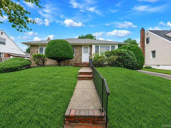 107 W Walnut Street , Farmingdale, NY 11735