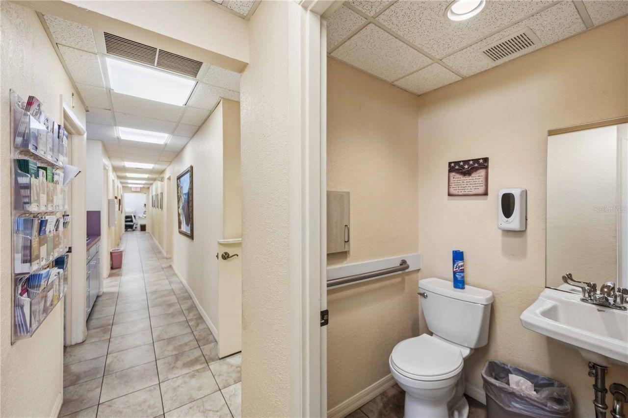 241 Nokomis Avenue S, Venice, FL 34285 Photo