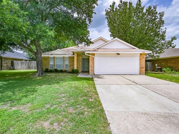 2822 White Oak Drive, Grand Prairie, TX 75052