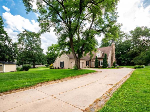 6729 N Mount Hawley Road, Peoria, IL 61614