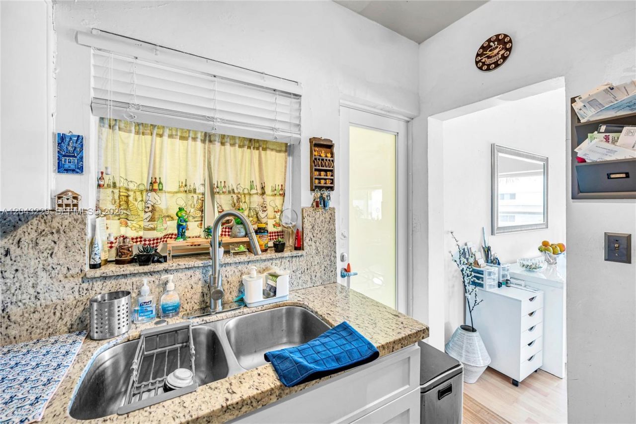 9281 W Bay Harbor Dr , Unit 15, Bay Harbor Islands, FL 33154 Photo