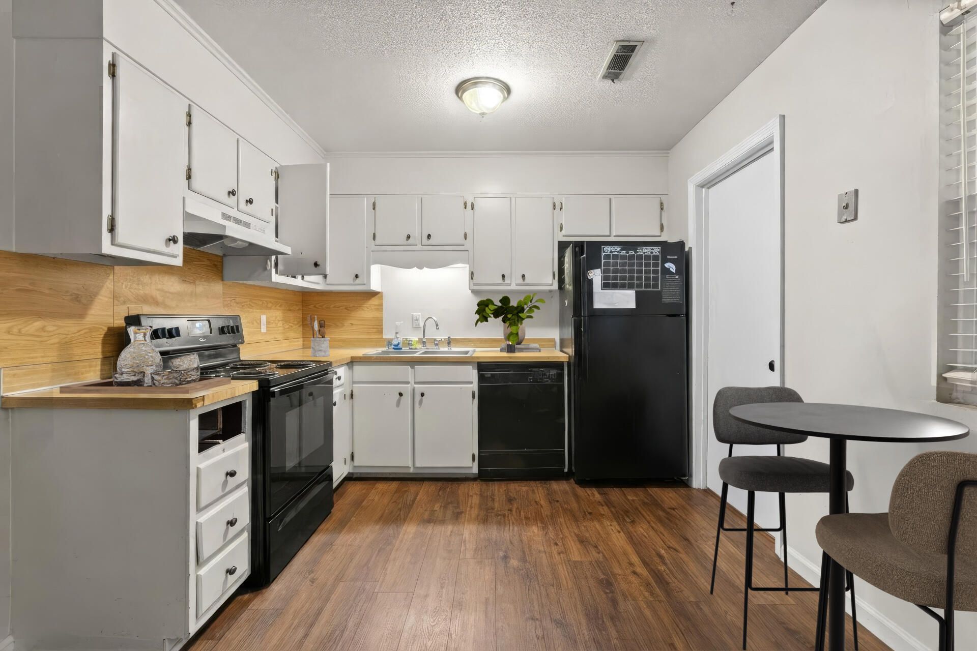 100 Kimeran Lane Photo 6