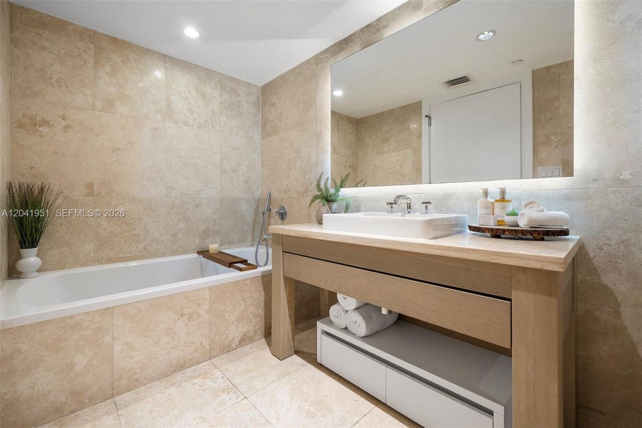 102 24th St , Unit 1213, Miami Beach, FL 33139 Photo