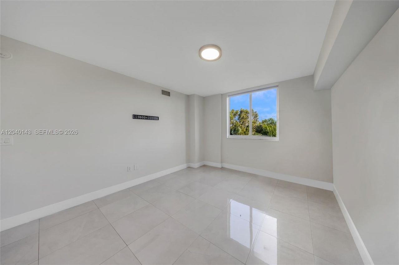 2775 NE 187th St , Unit 318, Aventura, FL 33180 Photo