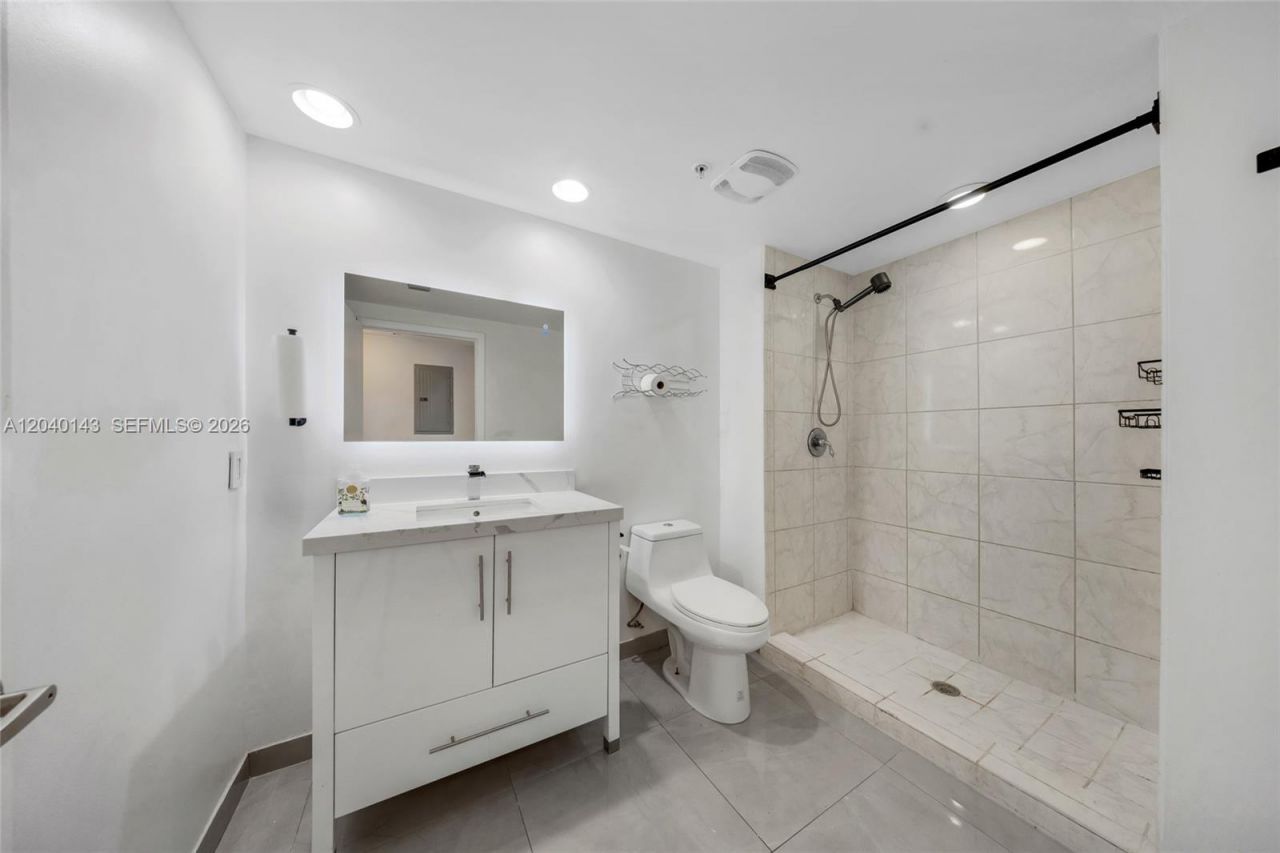 2775 NE 187th St , Unit 318, Aventura, FL 33180 Photo