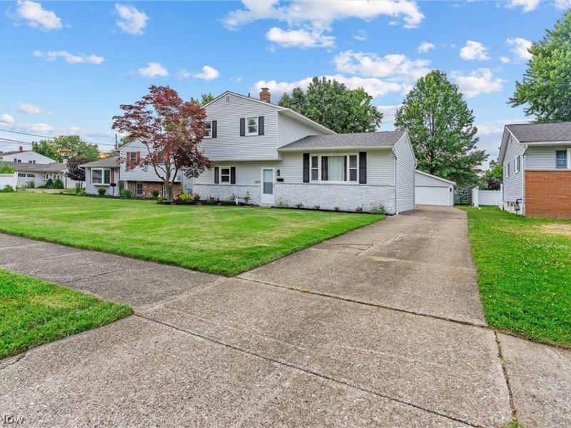 7479 Goldenrod Drive, Mentor on the Lake, OH 44060 Photo 2